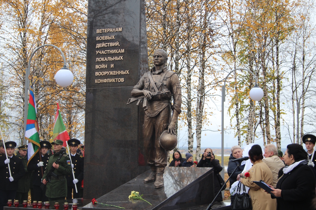 Памятник ветеранам боевых. Печора памятник воинам интернационалистам. Памятник воину интернационалисту в Сыктывкаре. Печора памятник ветеранам локальных войн. Бронзовый солдат Печора.